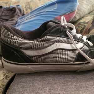 ISO Vans Old Skool Sneaks Black With Plaid Trim Size 10 Men's